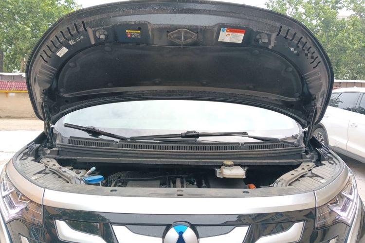 Used Denza D9 2025 DM-i Smart Drive 1020 Four-Wheel Drive Deluxe Model Engine Bay