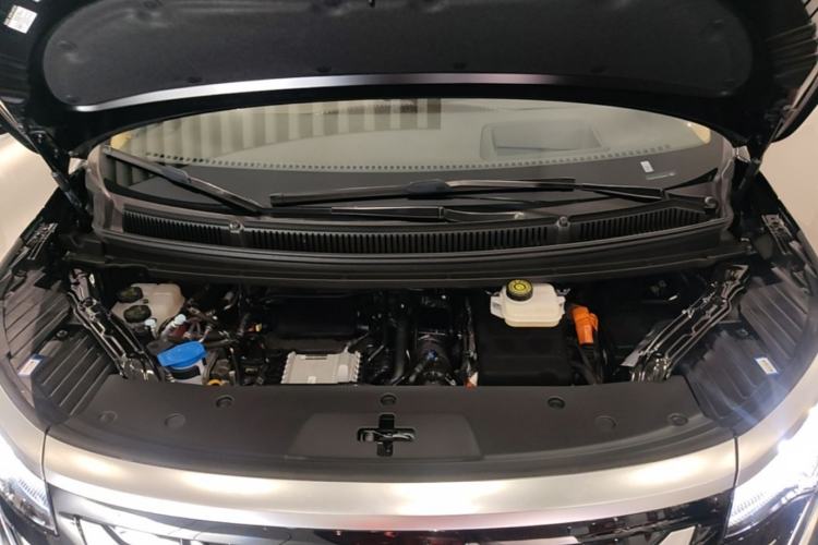 Used Denza D9 2025 DM-i Intelligent Drive 1020 Four-Wheel Drive Prestige Model Engine Bay