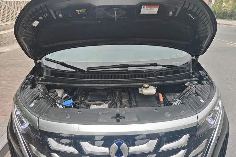 Used Denza D9 2025 DM-i Intelligent Drive 1020 Four-Wheel Drive Flagship Model Engine Bay