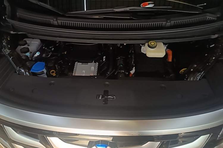 Used Denza D9 2025 DM-i Smart Drive 1020 Four-Wheel Drive Deluxe Model Engine Bay