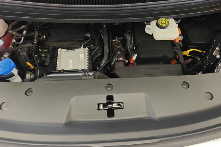 Used Denza D9 2025 DM-i Intelligent Drive 1020 Four-Wheel Drive Prestige Model Engine Bay