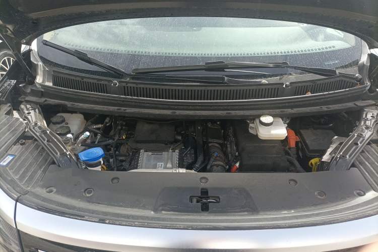 Used Denza D9 2025 DM-i Smart Drive 1020 Four-Wheel Drive Deluxe Model Engine Bay