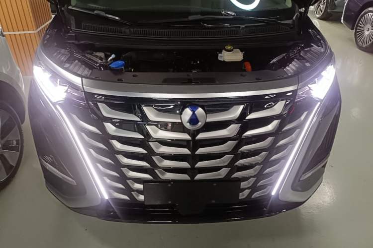 Used Denza D9 2025 DM-i Intelligent Drive 1020 Four-Wheel Drive Flagship Model Engine Bay