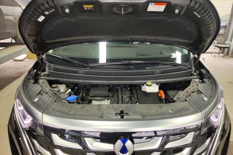 Used Denza D9 2025 DM-i Intelligent Drive 1020 Four-Wheel Drive Prestige Model Engine Bay