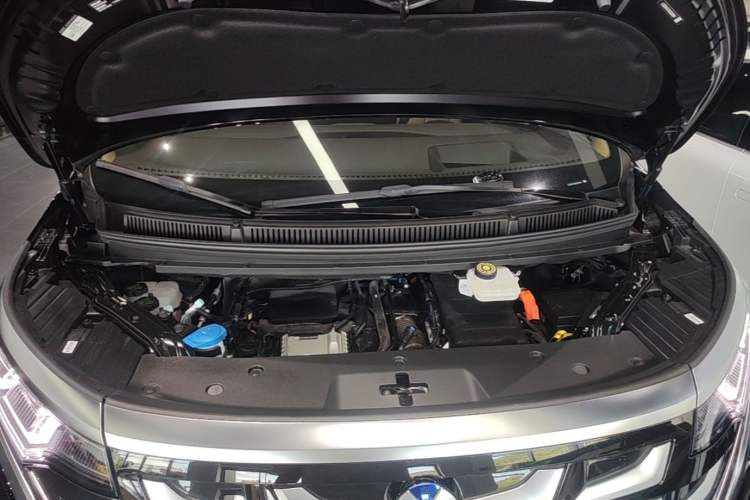 Used Denza D9 2025 DM-i Intelligent Drive 1020 Four-Wheel Drive Prestige Model Engine Bay