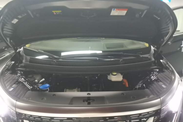Used Denza D9 2025 DM-i Intelligent Drive 1020 Four-Wheel Drive Flagship Model Engine Bay