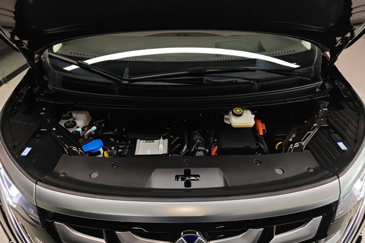 Used Denza D9 2025 DM-i Intelligent Drive 1020 Four-Wheel Drive Flagship Model Engine Bay