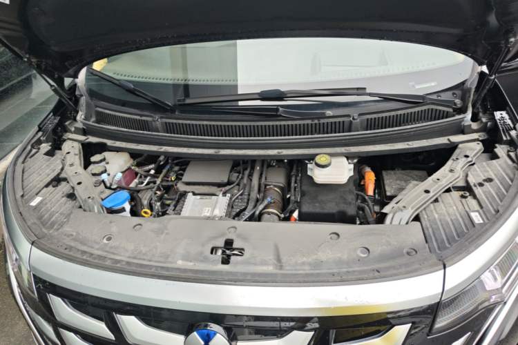 Used Denza D9 2025 DM-i Smart Drive 1020 Four-Wheel Drive Deluxe Model Engine Bay