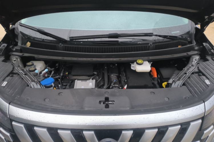 Used Denza D9 2025 DM-i Intelligent Drive 1020 Four-Wheel Drive Prestige Model Engine Bay