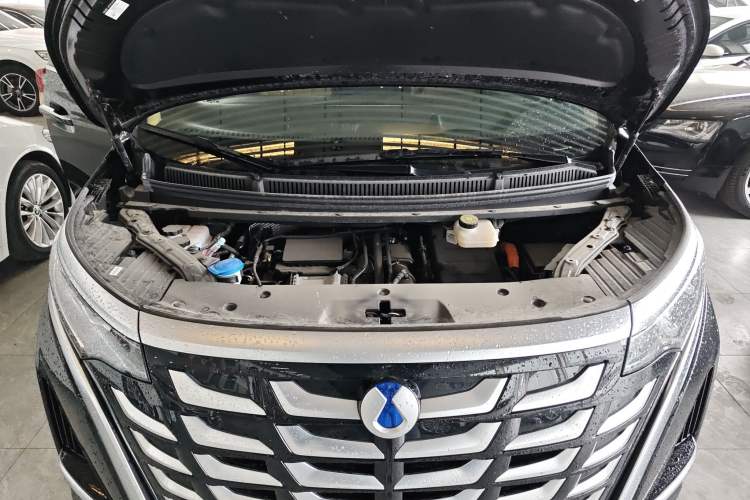 Used Denza D9 2025 DM-i Intelligent Drive 1020 Four-Wheel Drive Prestige Model Engine Bay