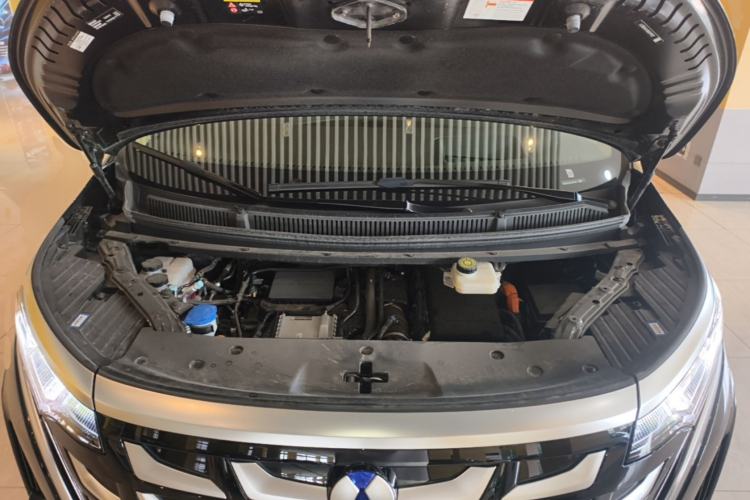 Used Denza D9 2025 DM-i Intelligent Drive 1020 Four-Wheel Drive Flagship Model Engine Bay