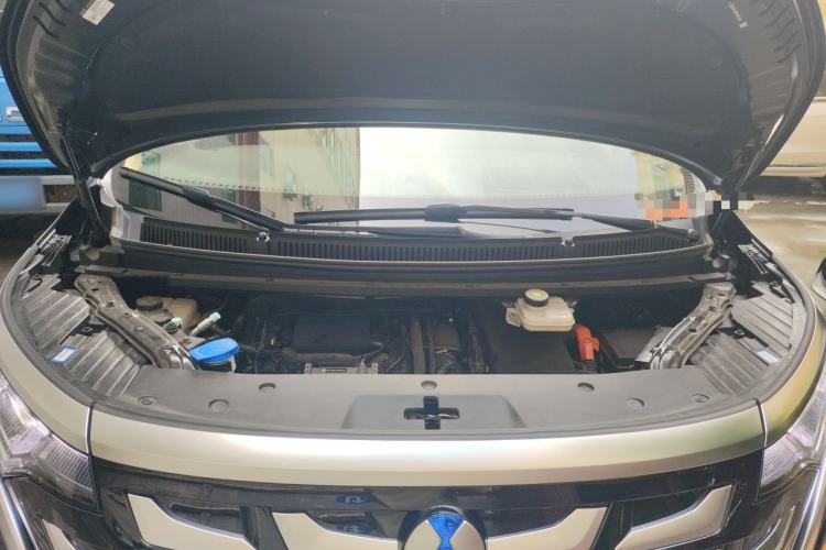 Used Denza D9 2025 DM-i Intelligent Drive 1020 Four-Wheel Drive Flagship Model Engine Bay