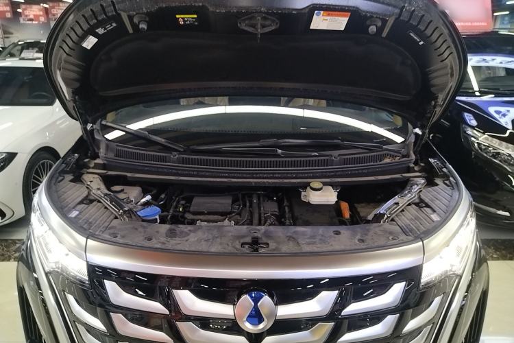 Used Denza D9 2025 DM-i Intelligent Drive 1020 Four-Wheel Drive Flagship Model Engine Bay