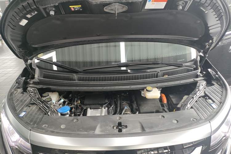 Used Denza D9 2025 DM-i Smart Drive 1020 Four-Wheel Drive Deluxe Model Engine Bay
