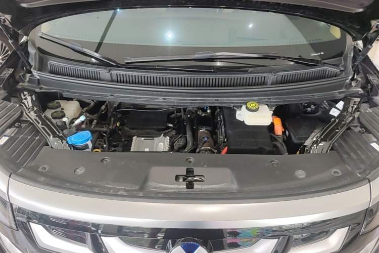 Used Denza D9 2025 DM-i Intelligent Drive 1020 Four-Wheel Drive Flagship Model Engine Bay