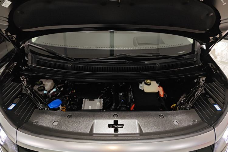 Used Denza D9 2025 DM-i Intelligent Drive 1020 Four-Wheel Drive Flagship Model Engine Bay
