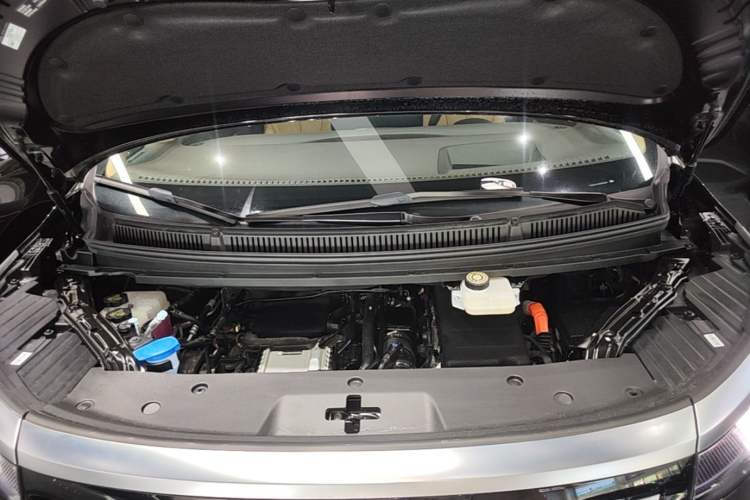 Used Denza D9 2025 DM-i Intelligent Drive 1020 Four-Wheel Drive Flagship Model Engine Bay