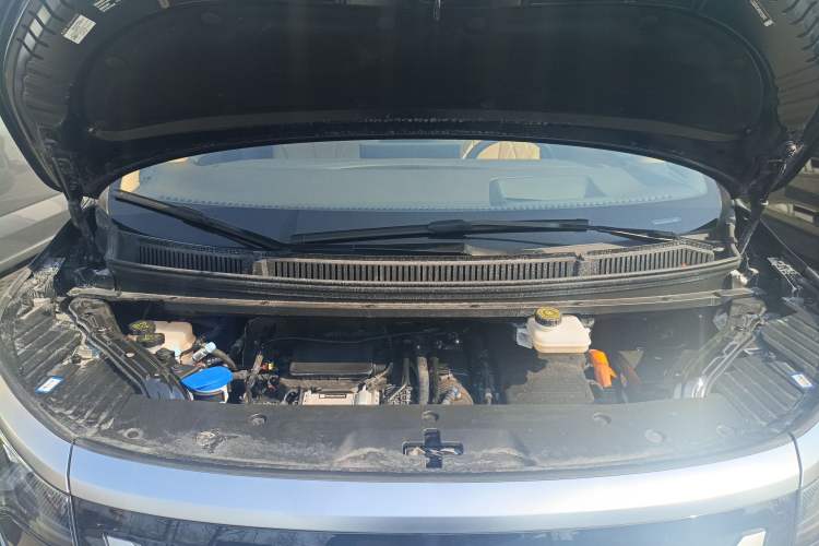 Used Denza D9 2025 DM-i Intelligent Drive 1020 Four-Wheel Drive Flagship Model Engine Bay