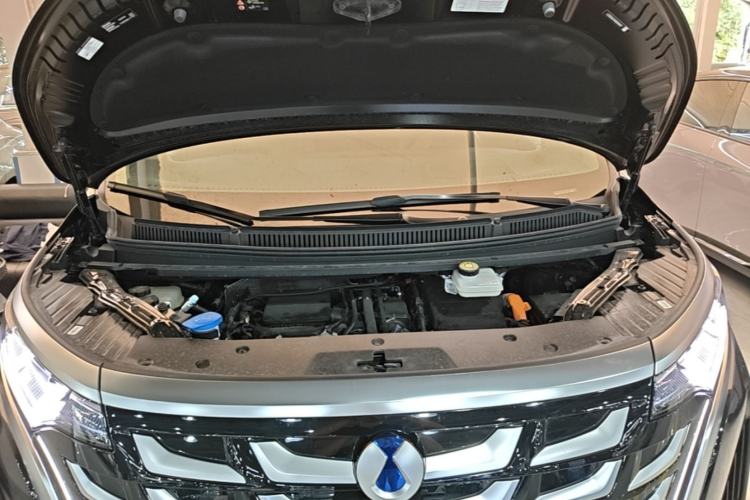 Used Denza D9 2025 DM-i Intelligent Drive 1020 Four-Wheel Drive Prestige Model Engine Bay