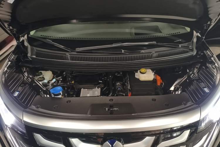 Used Denza D9 2025 DM-i Intelligent Drive 1020 Four-Wheel Drive Flagship Model Engine Bay