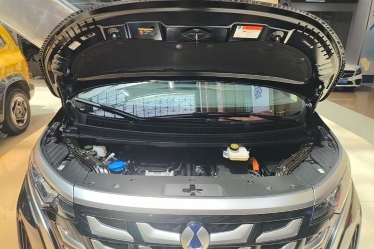 Used Denza D9 2025 DM-i Smart Drive 1020 Four-Wheel Drive Deluxe Model Engine Bay