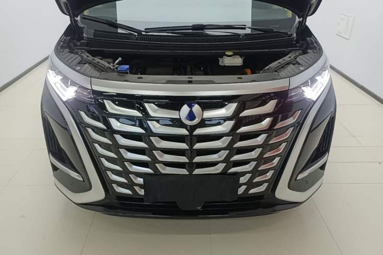 Used Denza D9 2025 DM-i Smart Drive 1020 Four-Wheel Drive Deluxe Model Engine Bay