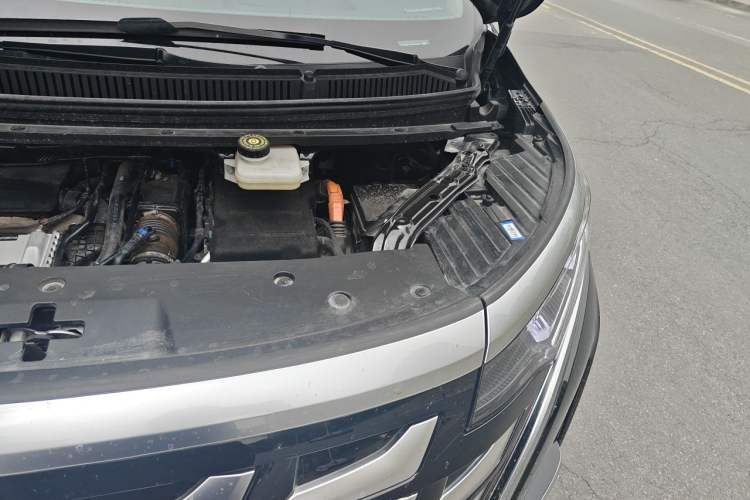 Used Denza D9 2025 DM-i Intelligent Drive 1020 Four-Wheel Drive Flagship Model Engine Bay Left