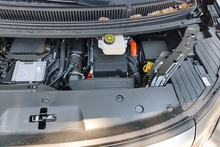 Used Denza D9 2025 DM-i Smart Drive 1020 Four-Wheel Drive Premium Model Engine Bay Left