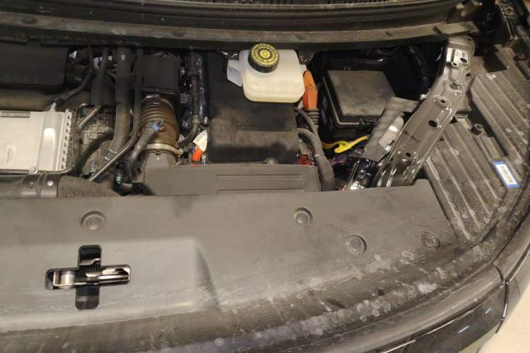 Used Denza D9 2025 DM-i Intelligent Drive 1020 Four-Wheel Drive Prestige Model Engine Bay Left