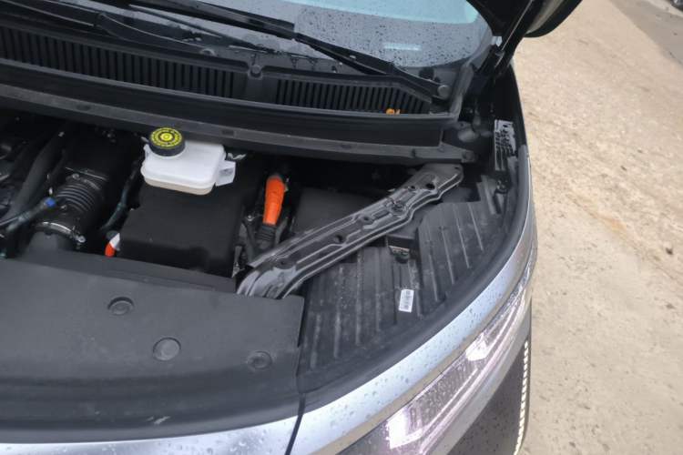 Used Denza D9 2025 DM-i Intelligent Drive 1020 Four-Wheel Drive Prestige Model Engine Bay Left