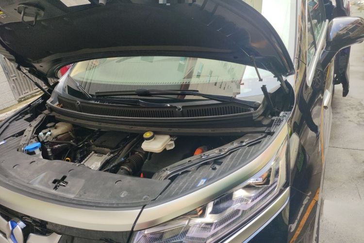 Used Denza D9 2025 DM-i Intelligent Drive 1020 Four-Wheel Drive Flagship Model Engine Bay Left