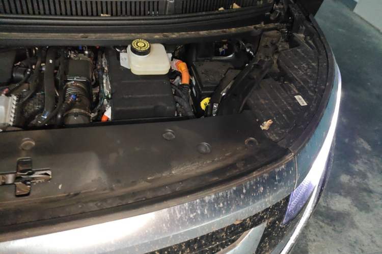 Used Denza D9 2025 DM-i Intelligent Drive 1020 Four-Wheel Drive Prestige Model Engine Bay Left