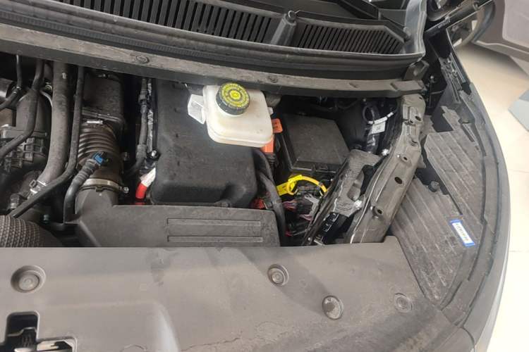 Used Denza D9 2025 DM-i Intelligent Drive 1020 Four-Wheel Drive Prestige Model Engine Bay Left