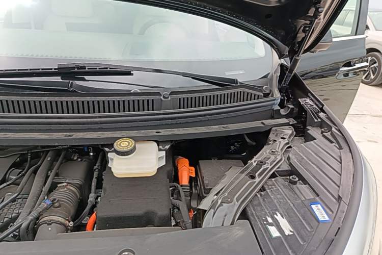 Used Denza D9 2025 DM-i Intelligent Drive 1020 Four-Wheel Drive Flagship Model Engine Bay Left