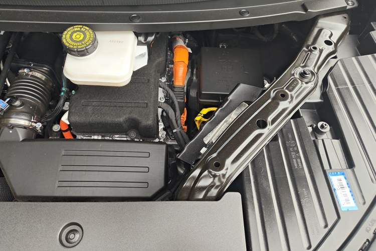 Used Denza D9 2025 DM-i Smart Drive 1020 Four-Wheel Drive Premium Model Engine Bay Left