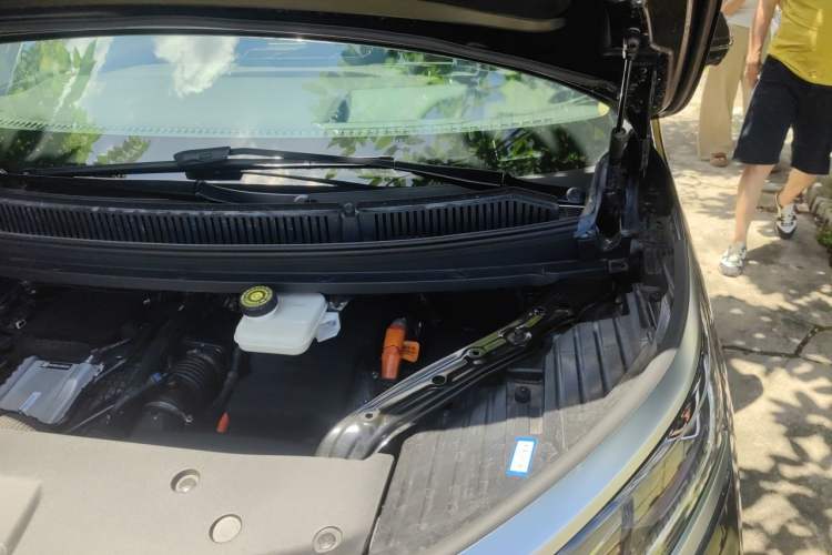 Used Denza D9 2025 DM-i Intelligent Drive 1020 Four-Wheel Drive Flagship Model Engine Bay Left