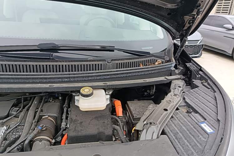 Used Denza D9 2025 DM-i Intelligent Drive 1020 Four-Wheel Drive Flagship Model Engine Bay Left