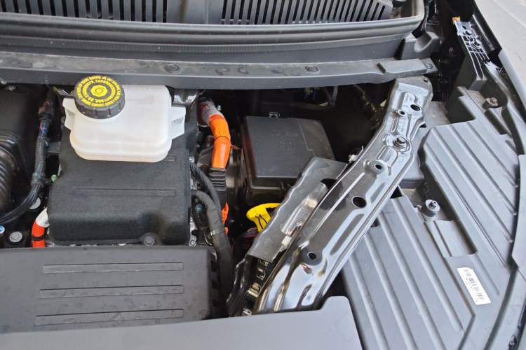 Used Denza D9 2025 DM-i Intelligent Drive 1020 Four-Wheel Drive Flagship Model Engine Bay Left