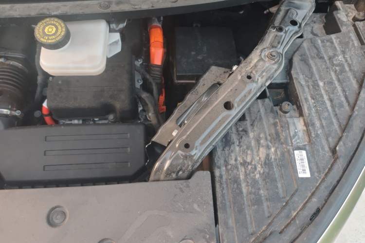 Used Denza D9 2025 DM-i Smart Drive 1020 Four-Wheel Drive Deluxe Model Engine Bay Left