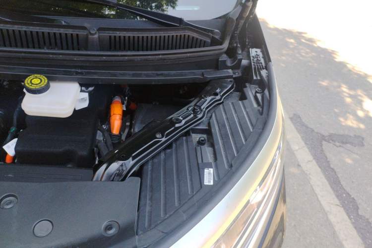Used Denza D9 2025 DM-i Smart Drive 1020 Four-Wheel Drive Deluxe Model Engine Bay Left