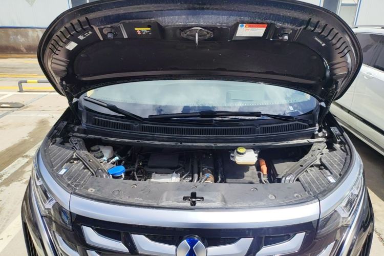 Used Denza D9 2025 DM-i Intelligent Drive 1020 Four-Wheel Drive Flagship Model Engine Bay