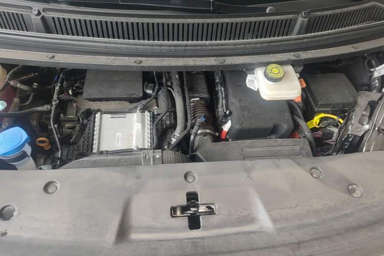 Used Denza D9 2025 DM-i Intelligent Drive 1020 Four-Wheel Drive Prestige Model Engine Bay