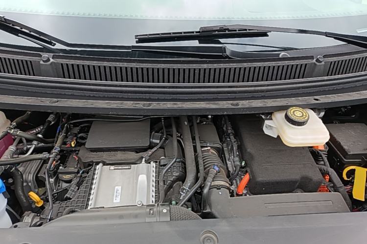 Used Denza D9 2025 DM-i Intelligent Drive 1020 Four-Wheel Drive Flagship Model Engine Bay