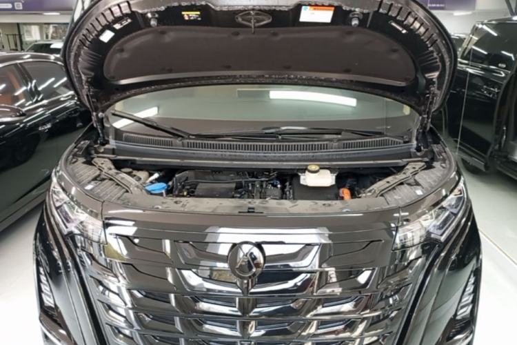 Used Denza D9 2025 DM-i Intelligent Drive 1020 Four-Wheel Drive Flagship Model Engine Bay
