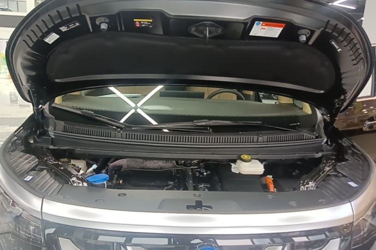Used Denza D9 2025 DM-i Smart Drive 1020 Four-Wheel Drive Deluxe Model Engine Bay