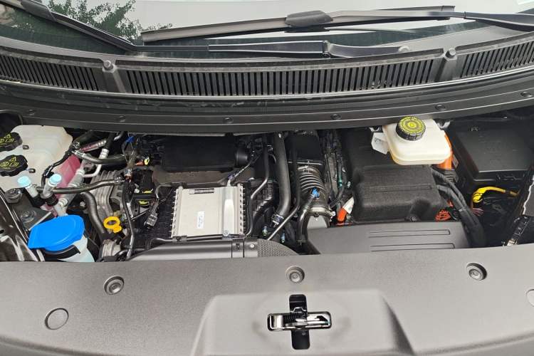 Used Denza D9 2025 DM-i Smart Drive 1020 Four-Wheel Drive Premium Model Engine Bay