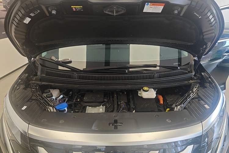 Used Denza D9 2025 DM-i Intelligent Drive 1020 Four-Wheel Drive Flagship Model Engine Bay