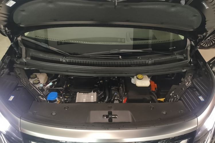 Used Denza D9 2025 DM-i Intelligent Drive 1020 Four-Wheel Drive Flagship Model Engine Bay