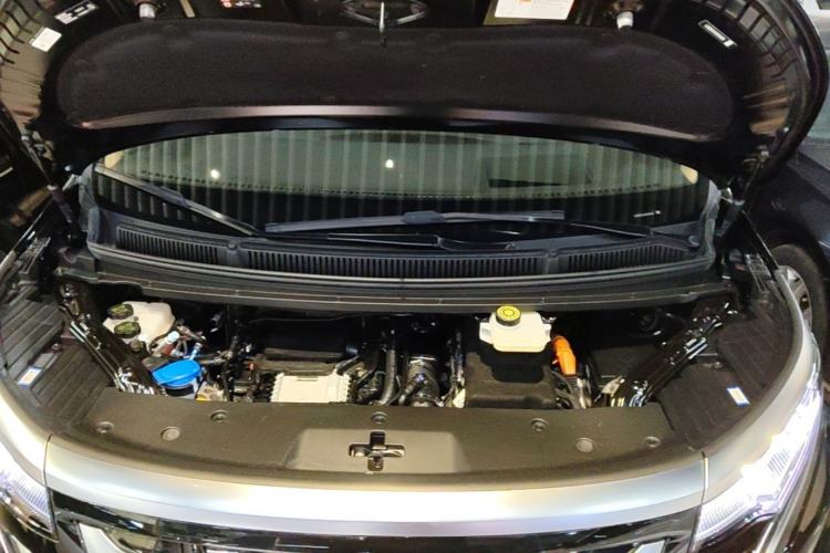Used Denza D9 2025 DM-i Intelligent Drive 1020 Four-Wheel Drive Prestige Model Engine Bay