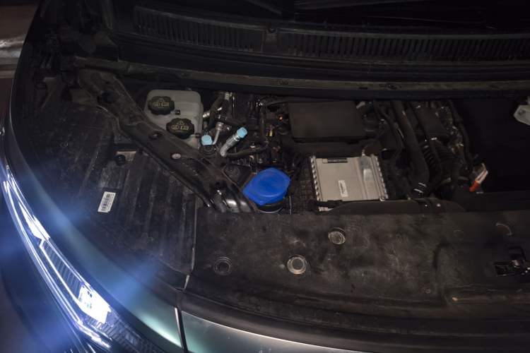 Used Denza D9 2025 DM-i Intelligent Drive 1020 Four-Wheel Drive Prestige Model Engine Bay Right